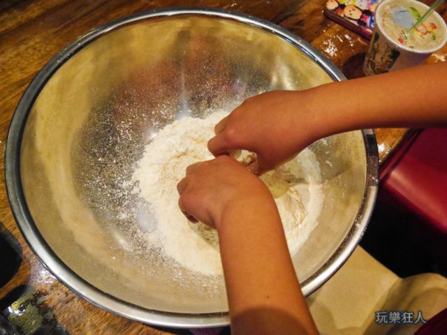 『一風堂兒童廚房』- 揉麵粉