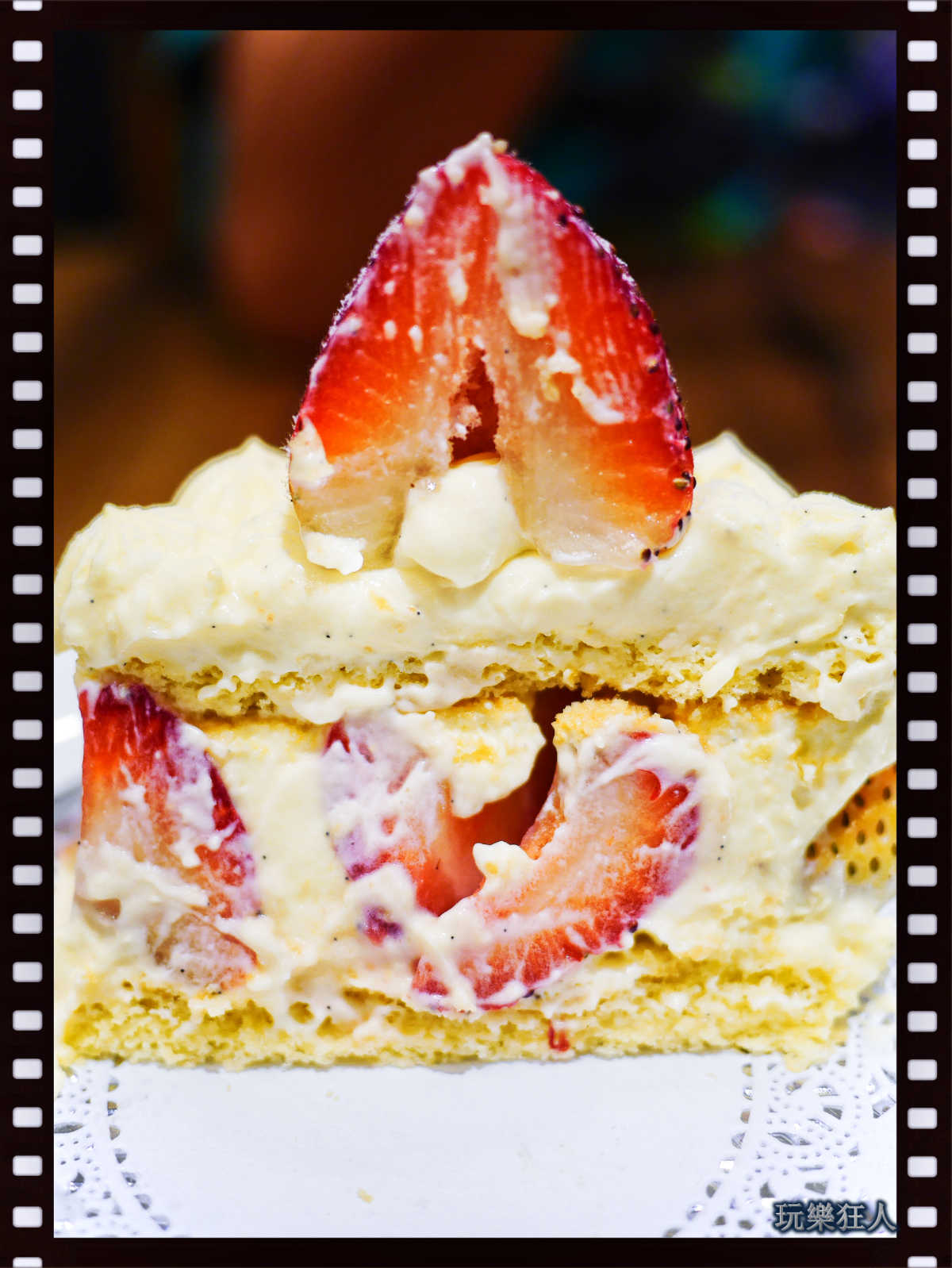 『貓頭鷹法式手工甜點 』咖啡廳-法式草莓蛋糕（橫切面）