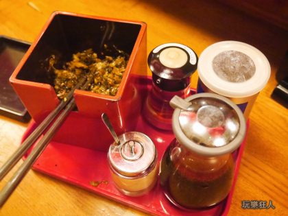 『暖暮拉麵』名護店- 配菜及調味料
